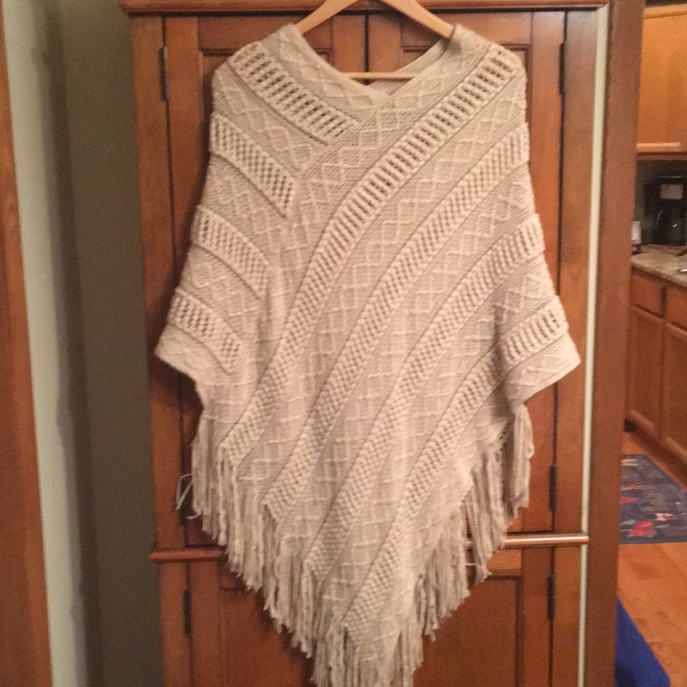 Knitted shawl with fringe